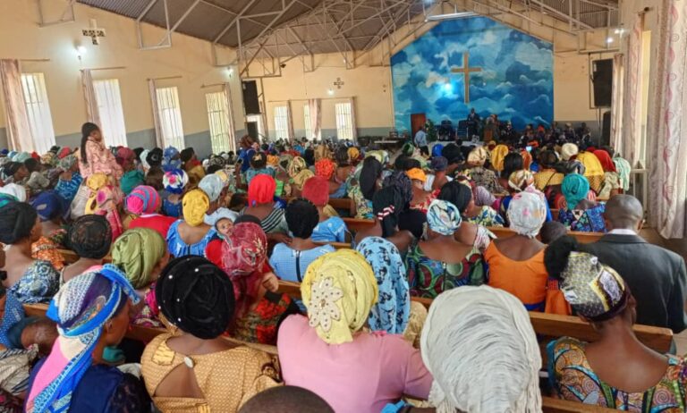 Bukavu : Basengezi Katintima échange avec les femmes de l&rsquo;ECC sur la mission du MILAPRO et leur remet 1.000 pagnes