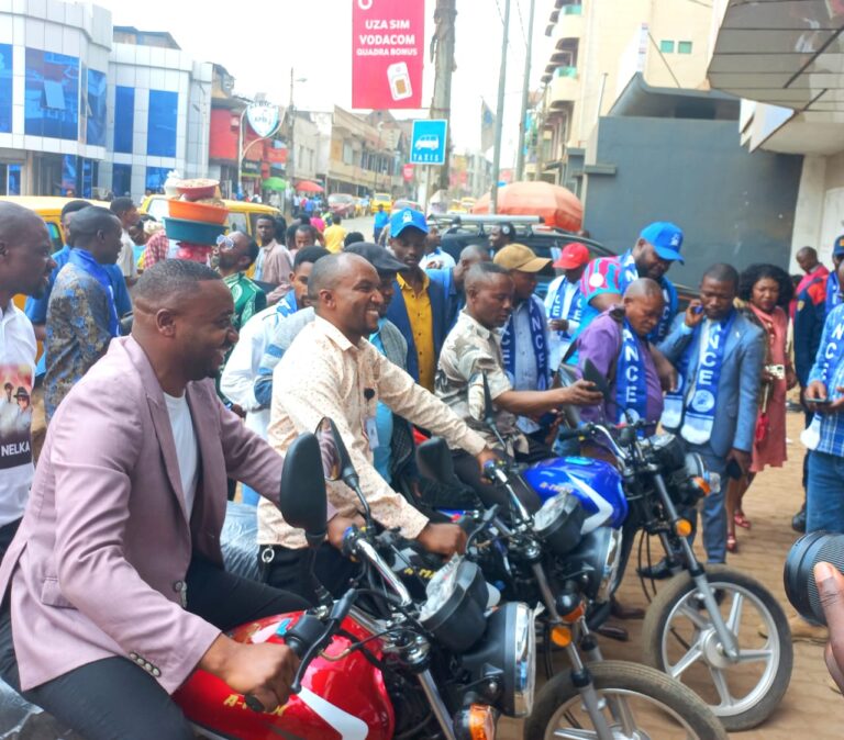 Bukavu: Le sénateur Basengezi Katintima octroie des motos aux bureaux des conseillers communaux