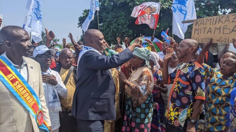 En vacances parlementaires au Sud-Kivu, le sénateur Basengezi Katintima lance les travaux de cantonnement sur la route Burhale-Shabunda