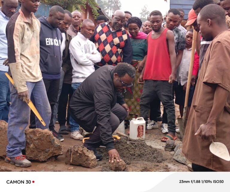 Bukavu/Lutte contre l&rsquo;érosion : Le député national Patrick Bakawabana lance les travaux de construction d&rsquo;une conduite d&rsquo;eau sur l&rsquo;avenue Route d&rsquo;Uvira 2