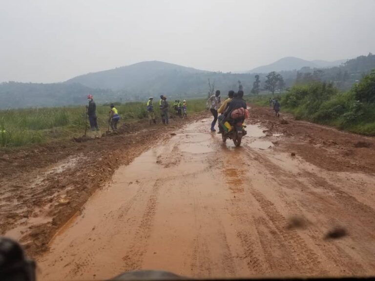 Sud-Kivu : Sous l&rsquo;impulsion du ministère des mines, le réseau des coopératives minières amorce les travaux de réhabilitation de la route Bukavu-Mwenga